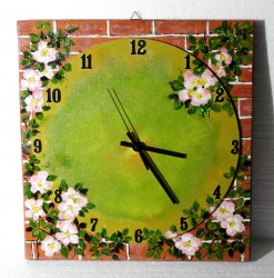 Ceas pictat cu flori de maceș