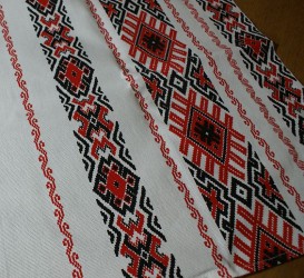 Față de masă imprimată motiv tradițional 160x160 cm cu roșu