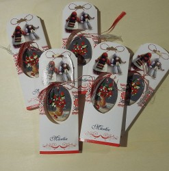 Mărțișor pictat manual pe ceramică – Buchet de lalele și frezii