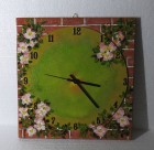 Ceas pictat cu flori de maceș