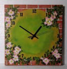 Ceas pictat cu flori de maceș